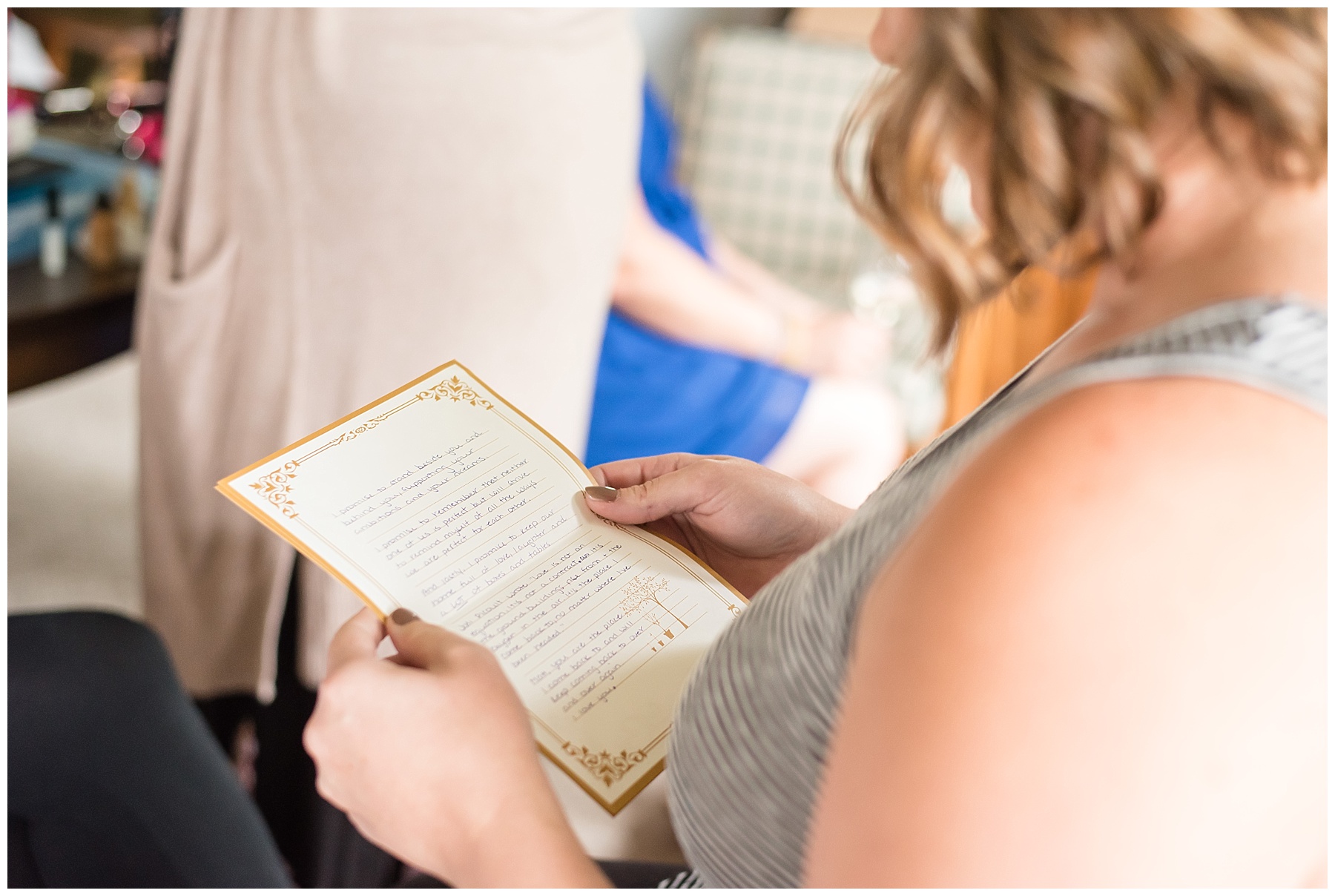 Bride reading letter from groom from the 2018 wedding photography favorites